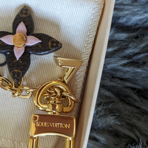 Louis Vuitton Flower Bag Charm. - Picture 5 of 13
